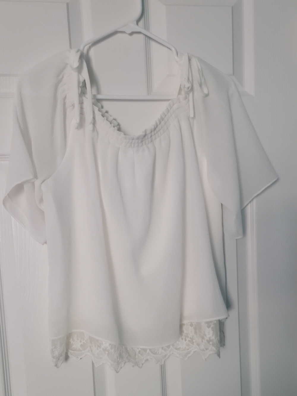 Iz Byer White Off-Shoulder Tie-Shoulder Blouse with Lace Trim